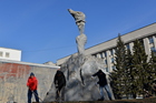 Новосибирские коммунисты привели в порядок Сквер Героев революции